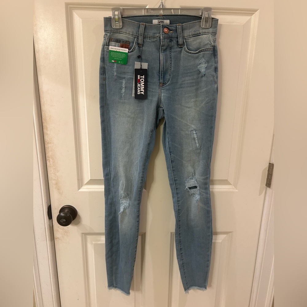 Tommy Hilfiger Women's Light Blue Distressed Jeans Size: 2
